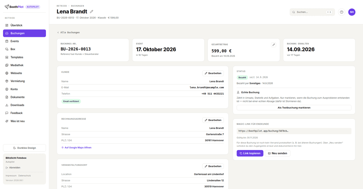 Die Buchungs-Detailseite: Kennzahlen oben, darunter Kunde, Rechnungsadresse und Veranstaltungsort, rechts Status und Magic-Link