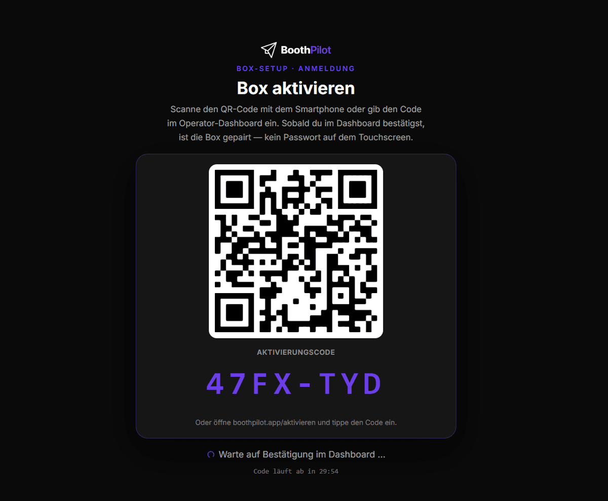 Aktivierungs-Bildschirm der BoothPilot-Box mit QR-Code und kurzem Code