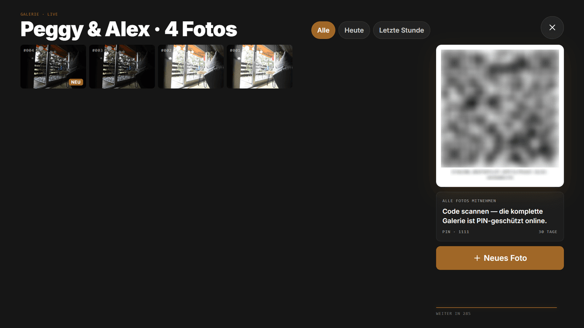 Galerie am Kiosk: Kachel-Raster der Event-Fotos, rechts der QR-Code zur Online-Galerie mit der Karte „Alle Fotos mitnehmen“ und PIN