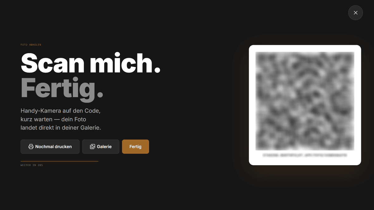 Teilen-Bildschirm der Fotobox: QR-Code zum eigenen Foto, dazu „Nochmal drucken“, „Galerie“ und „Fertig“
